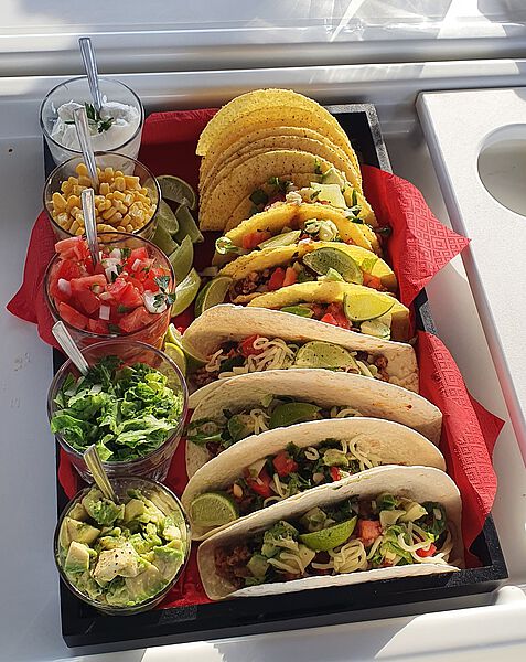 Typisches Essen an Bord - Tacos