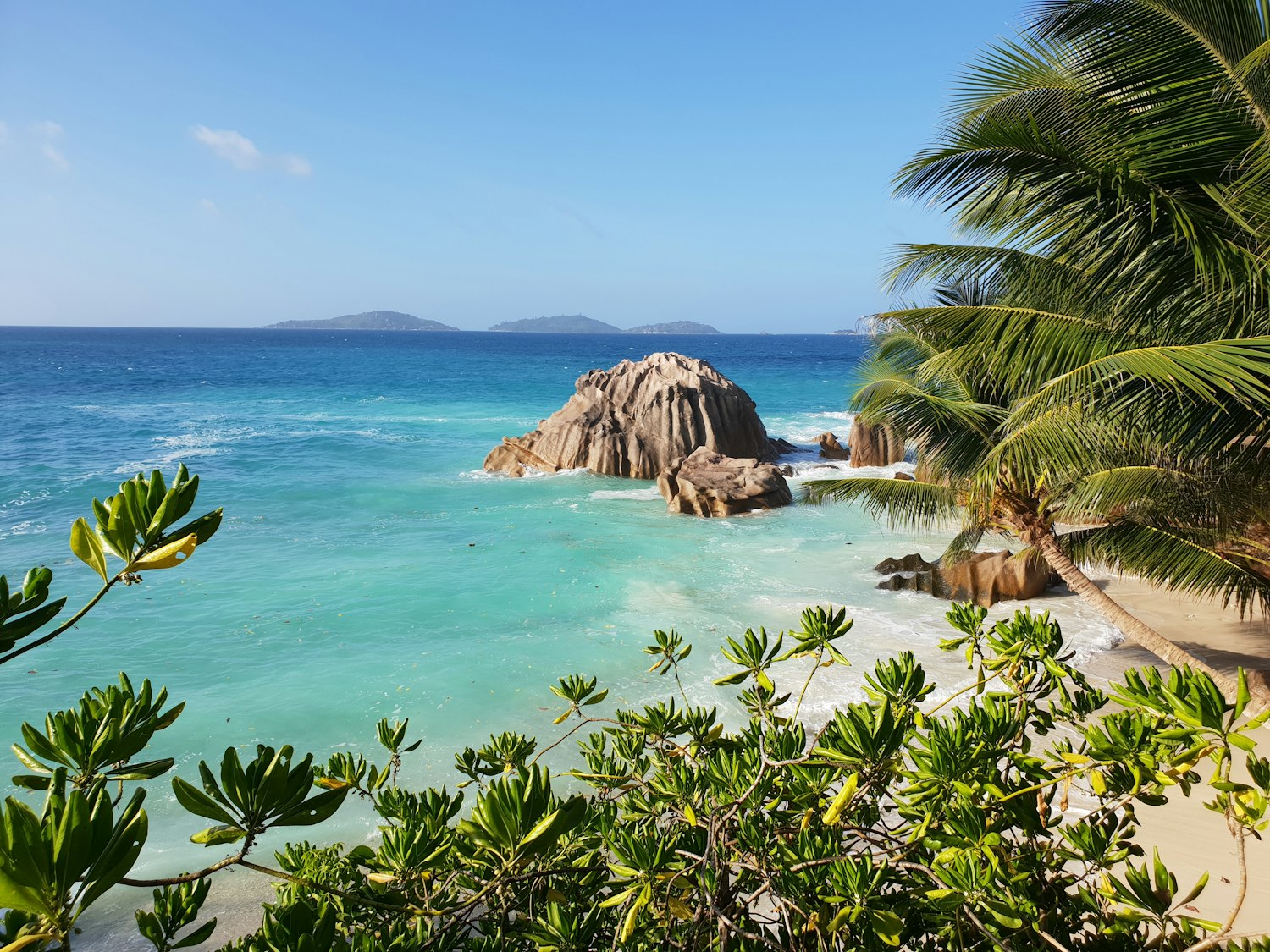 Traumstrand mit Granitfelsen