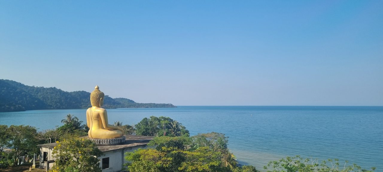 Buddha-Statue mit Blick aufs Meer, Koh Chang