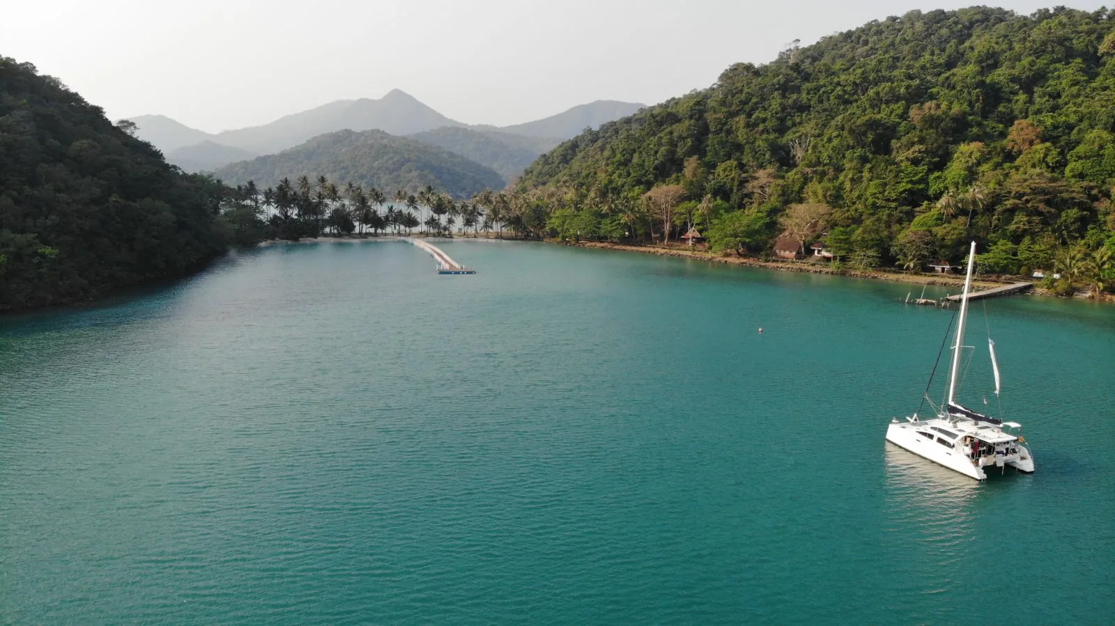 Katamaran vor Anker in einer Bucht
