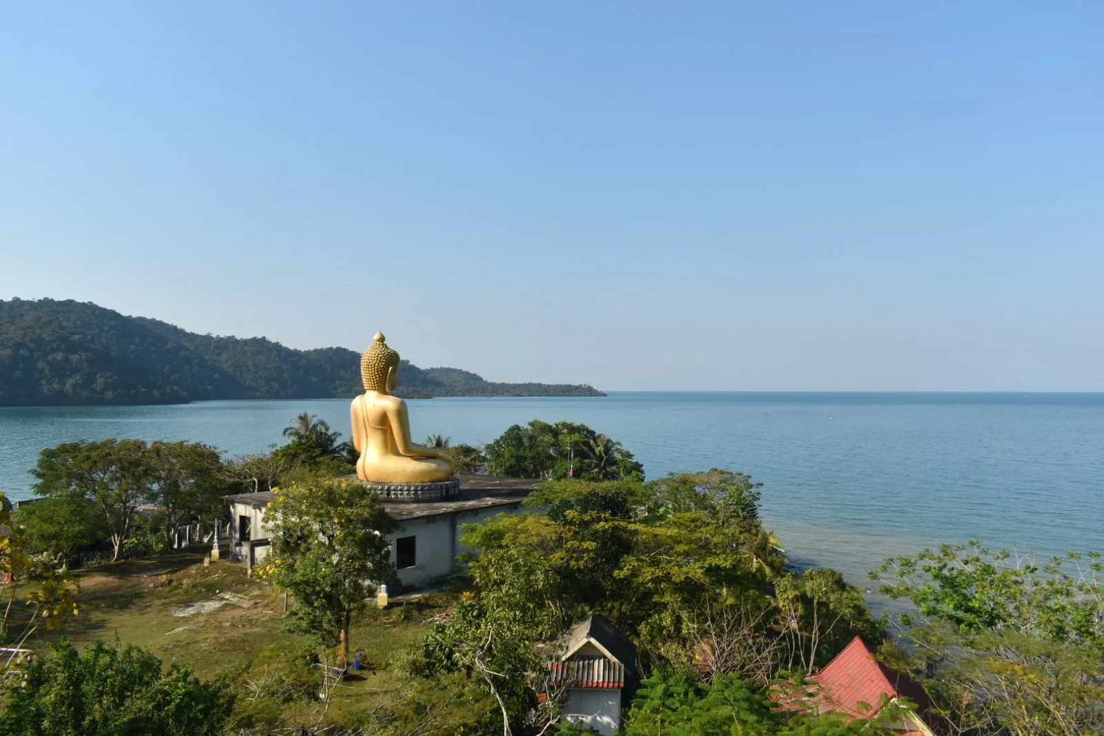 Goldener Buddha über der Küste