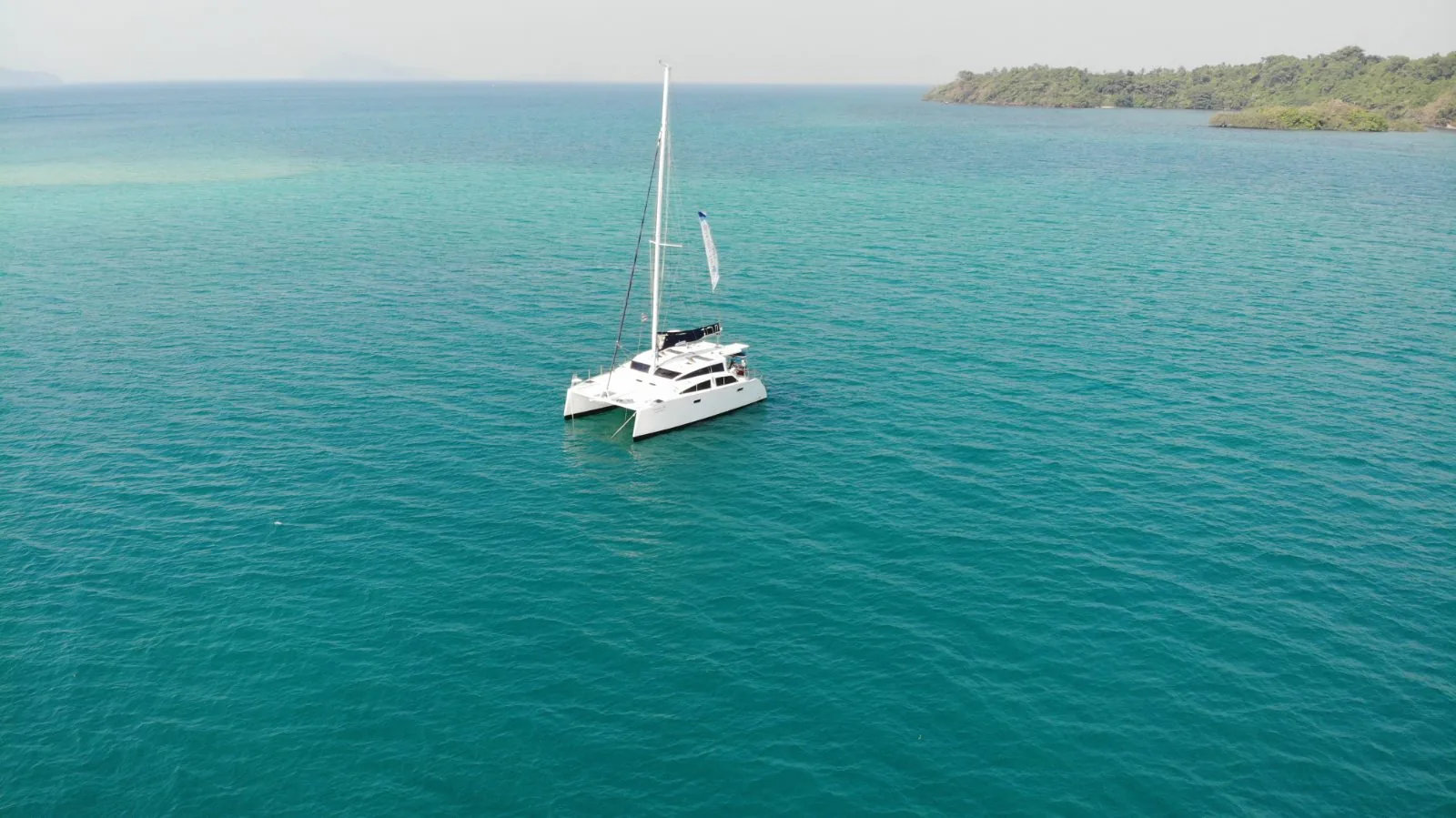 Island Spirit 410 auf türkisem Wasser