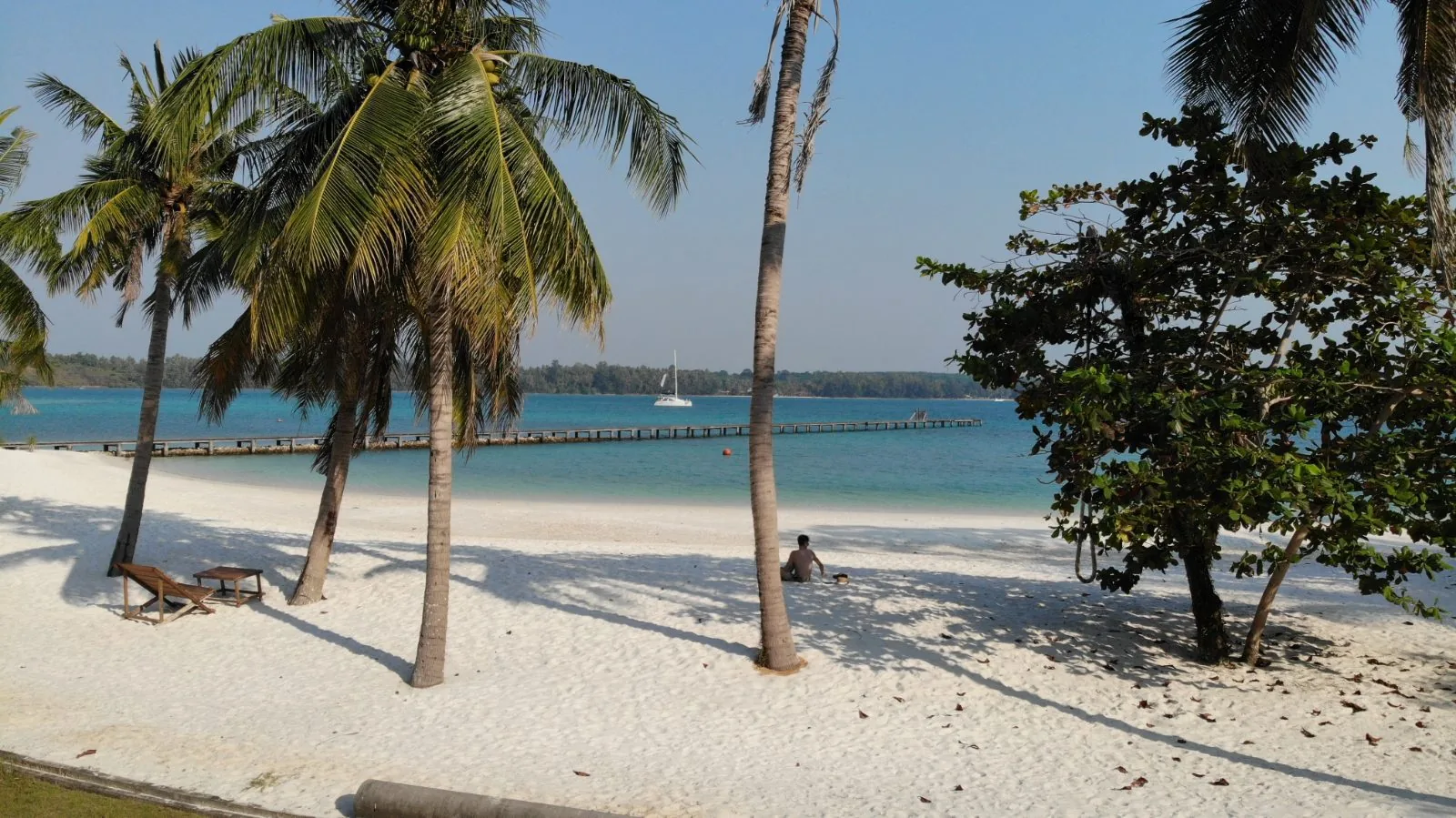 Weißer Sandstrand unter Palmen