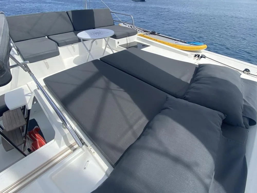 Flybridge mit Liegefläche und Lounge