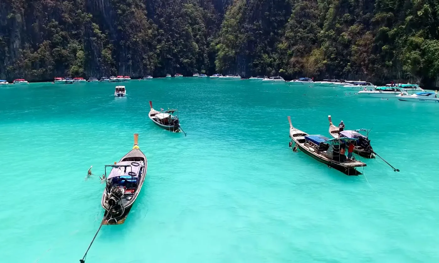 Longtail-Boote im türkisen Wasser der Pileh-Lagune