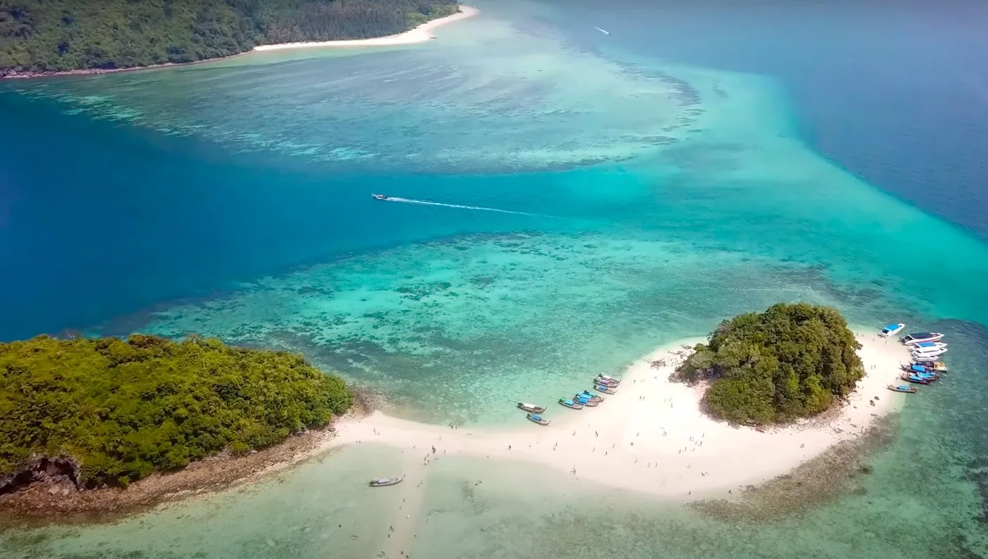 Sandbank zwischen zwei Inseln vor Krabi