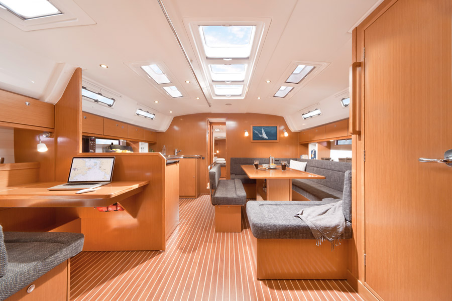 Heller Innenraum der Yacht mit Sitzgruppe und Pantry
