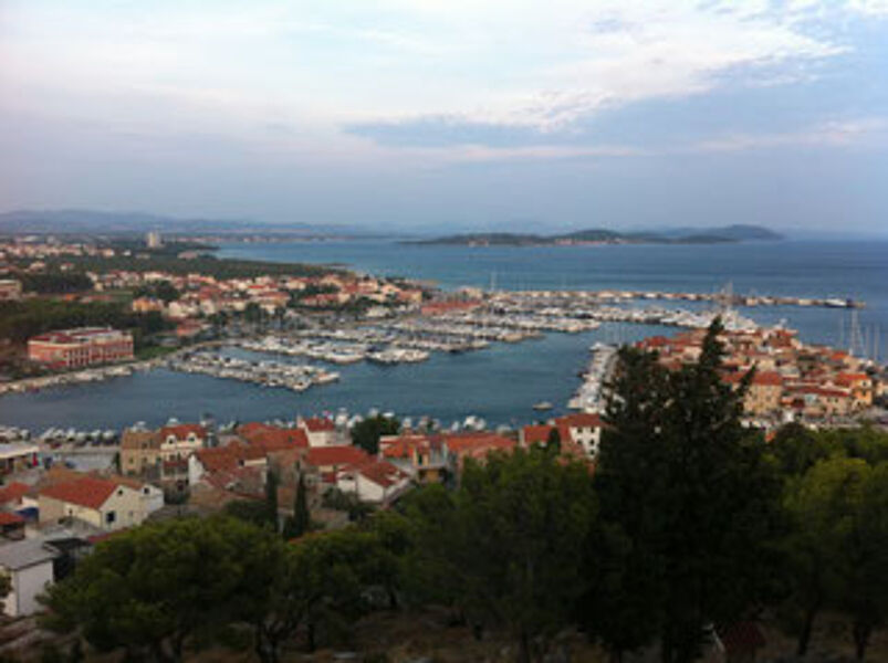 Blick auf die Marina Tribunj - rechts die Altstadt - klein im Hintergrund Vodice