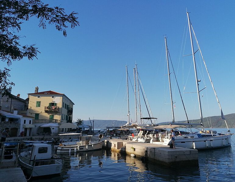 Hafen von Valun