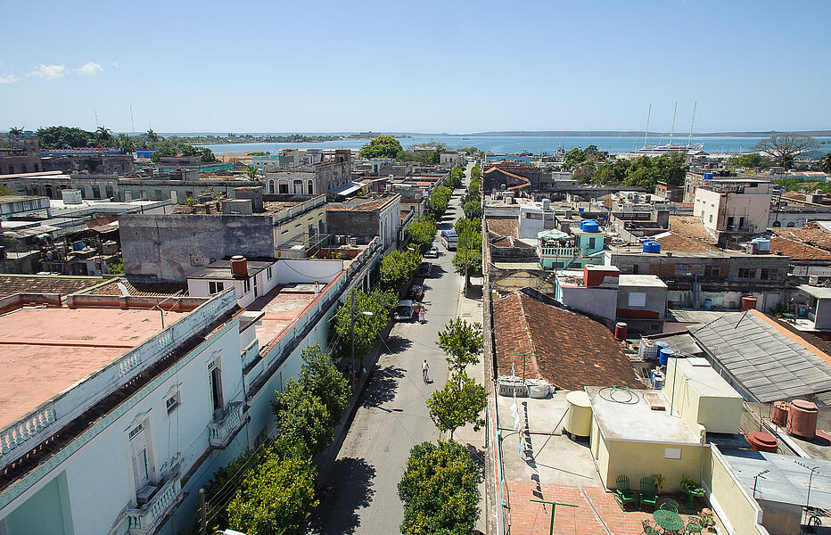 Cienfuegos mit der Bucht bietet einen kleinstädtischen Eindruck