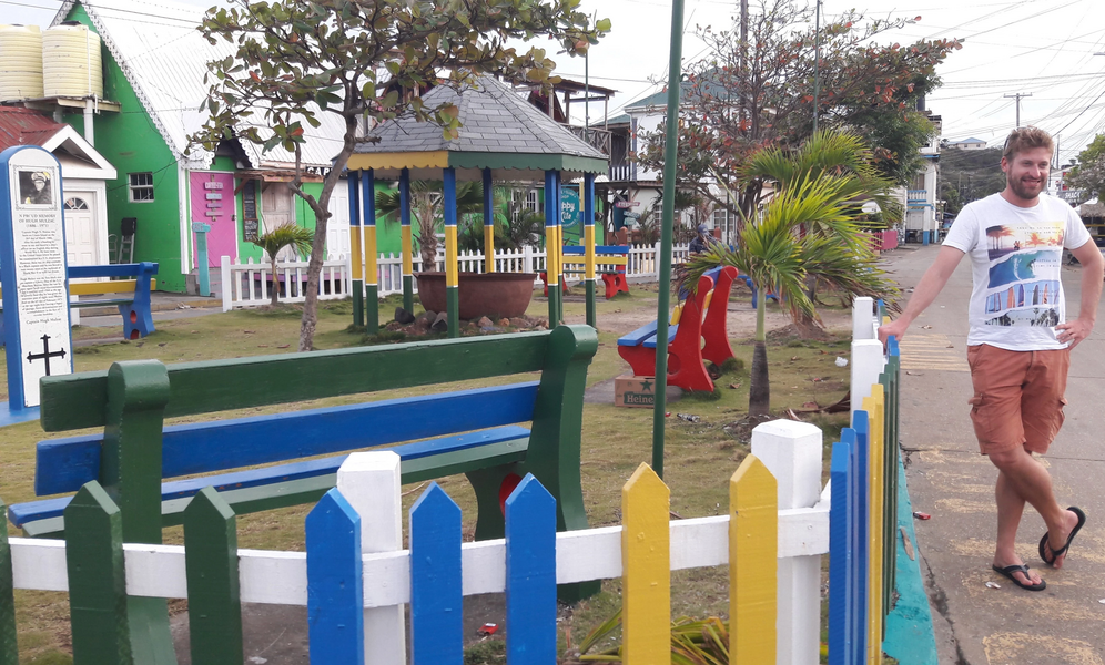 Typisch buntes Stadtzentrum auf Union Island