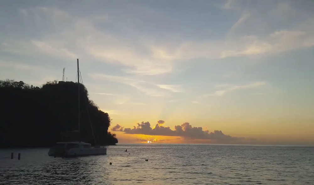 Wunderschöner Sonnenuntergang von der Yacht aus