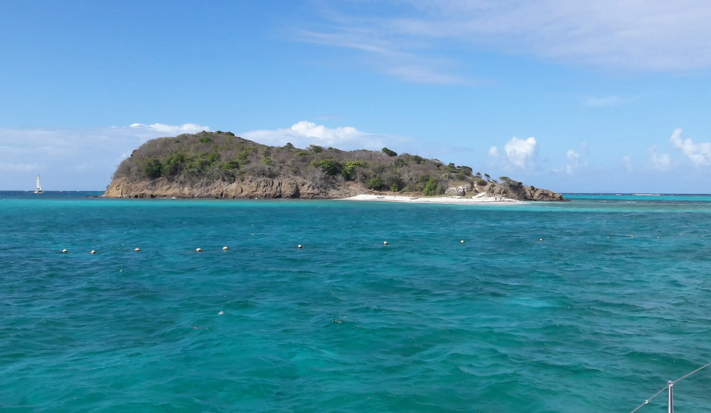 Blick auf eine kleine Insel der Grenadinen