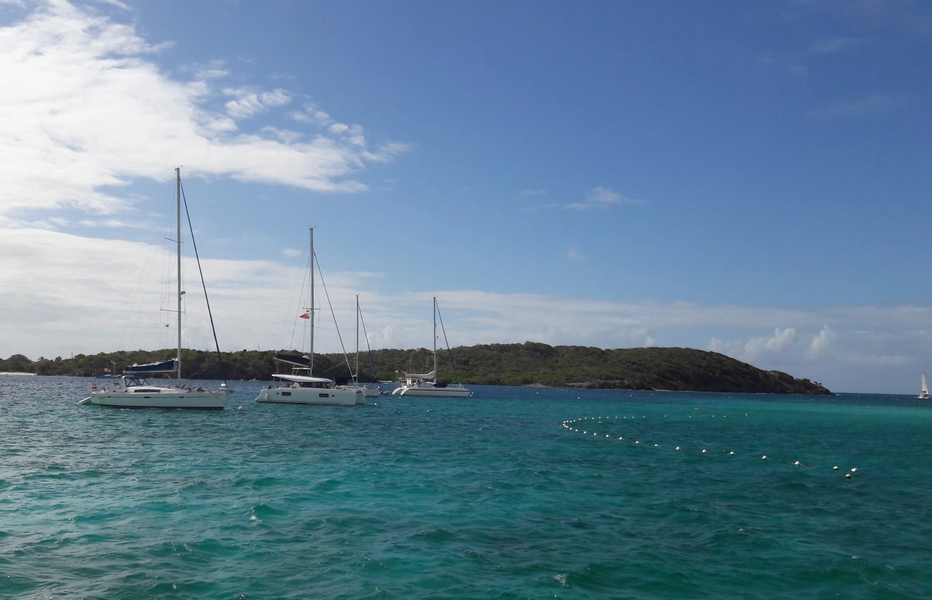 Blick auf eine Bucht mit geankerten Yachten