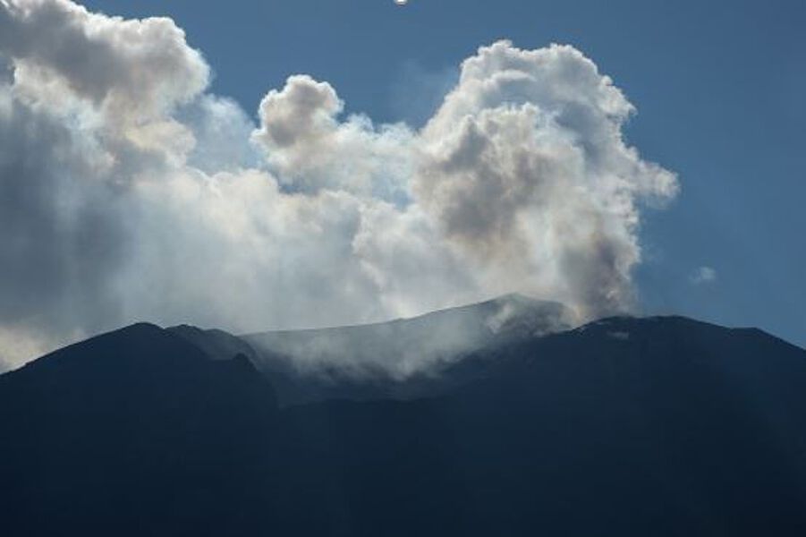 Ein Blick auf die rauchende Caldera des Vulkans vom Schiff aus