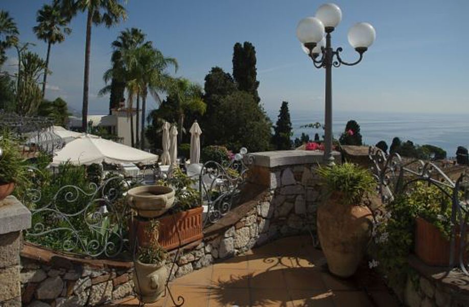 Einen traumhaften Ausblick bietet das Hotel in Taormina