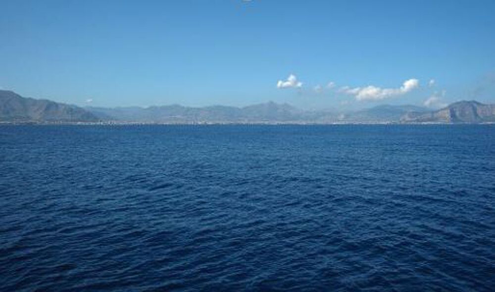 Einfahrt in die Bucht von Palermo mit der Silhouette der Stadt