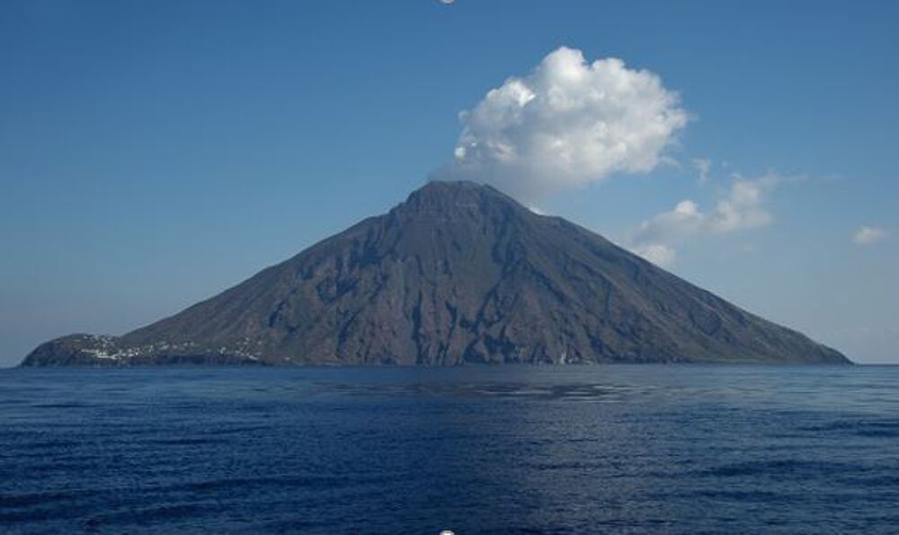 Der immer tätige Vulkan Stromboli vor unserem Liegeplatz