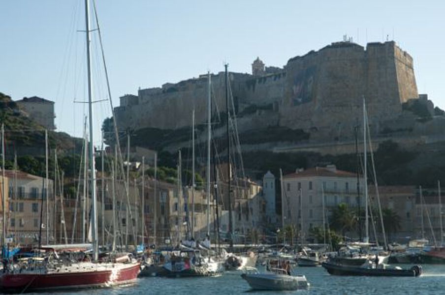 Altstadt von Bonifacio vom Hafen aus gesehen