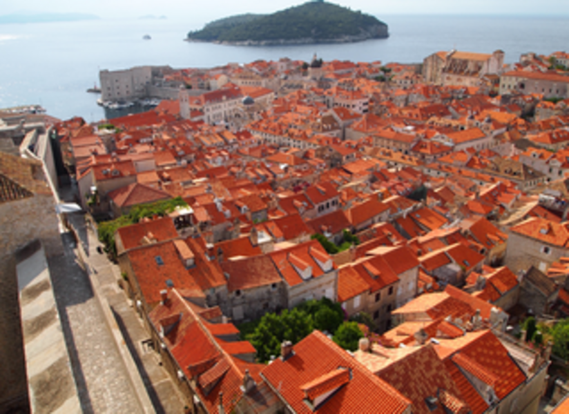 Spektakulärer Blick von der Stadtmauer auf Dubrovnik