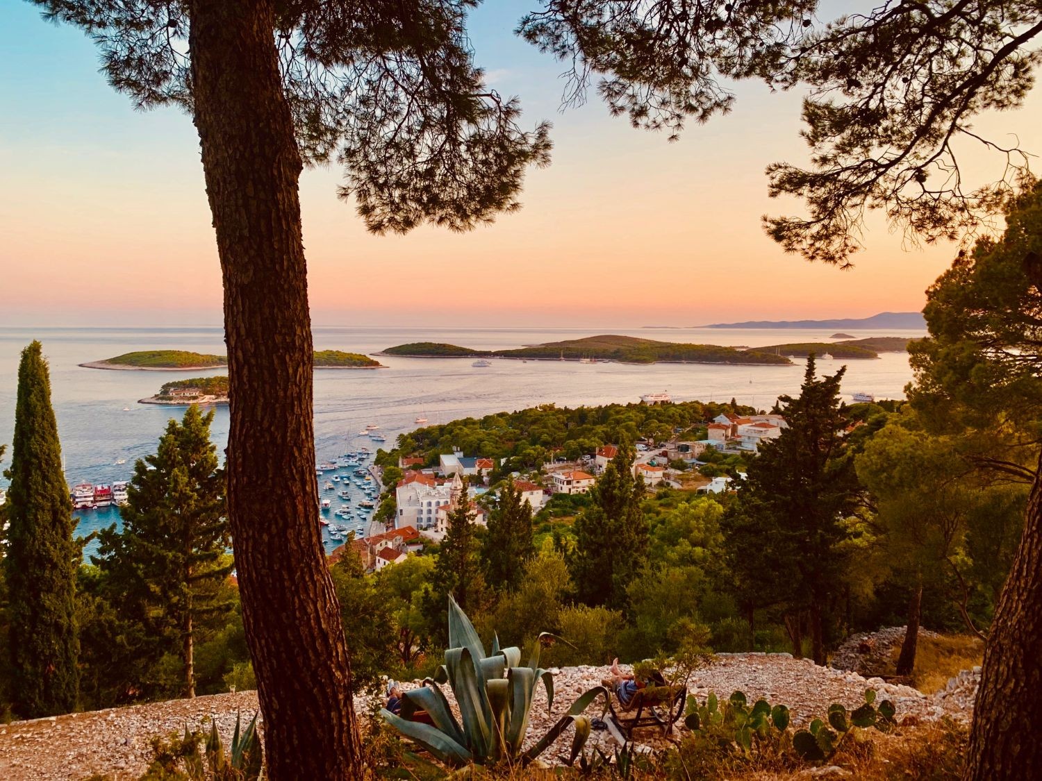 Sonnenuntergang über dem Hafen von Hvar