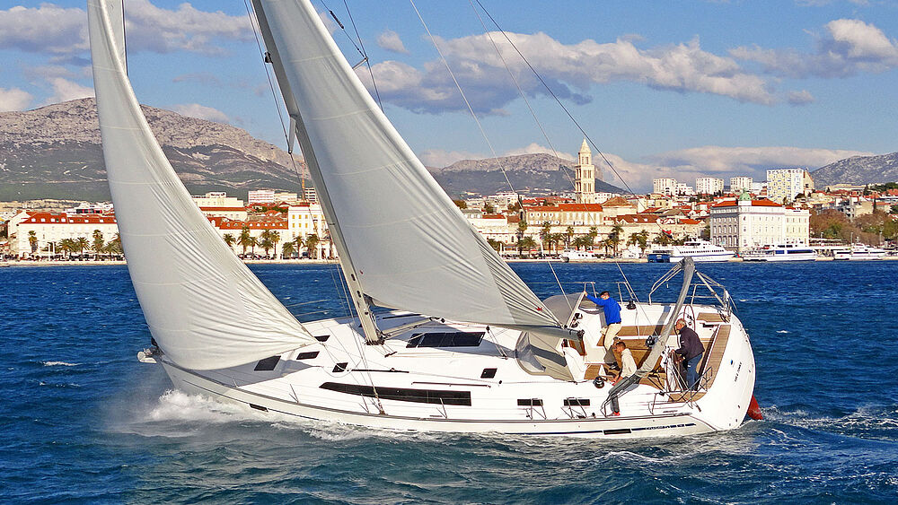 Sailing yacht