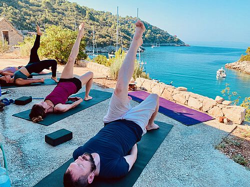 Yoga an Deck in einer stillen Bucht